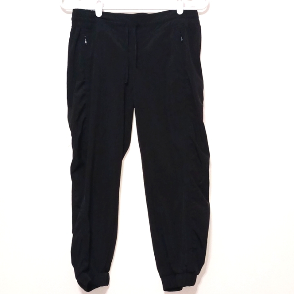 Athleta size 2 Black Elastic waist drawstring 4 zippered pockets cropped Polyst.